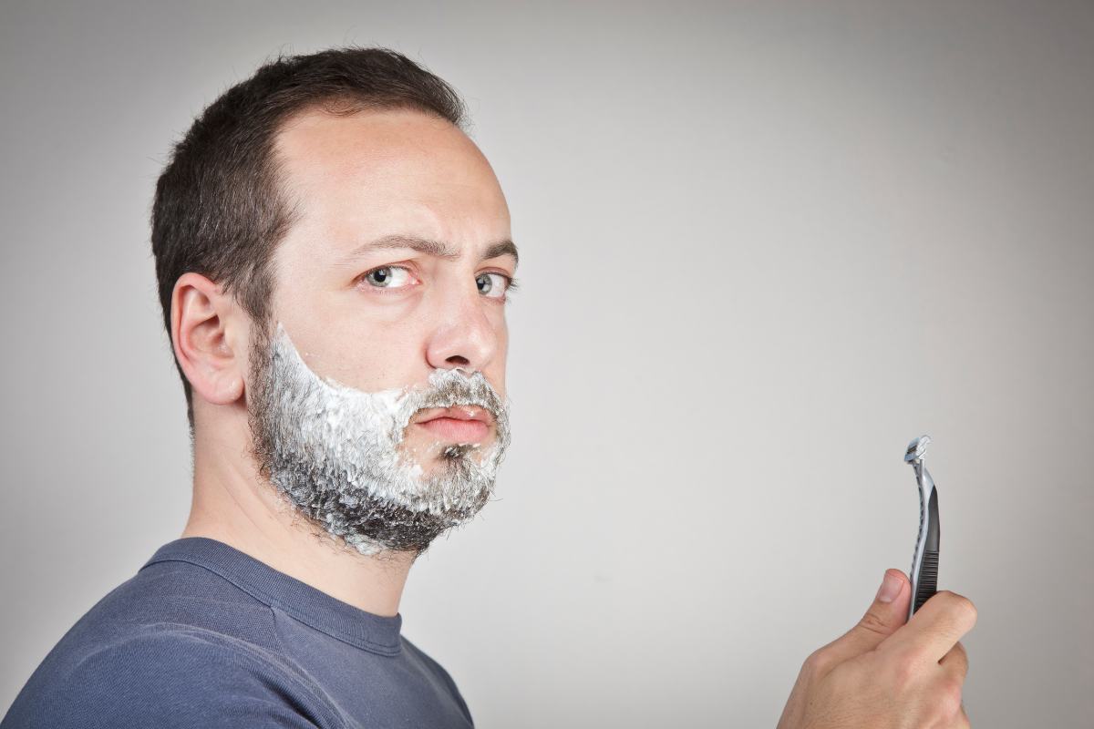 brijanje i rast brade muskarac